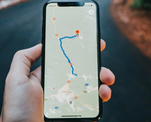 Telefon der viser hvordan man opmåler rute i Google Maps